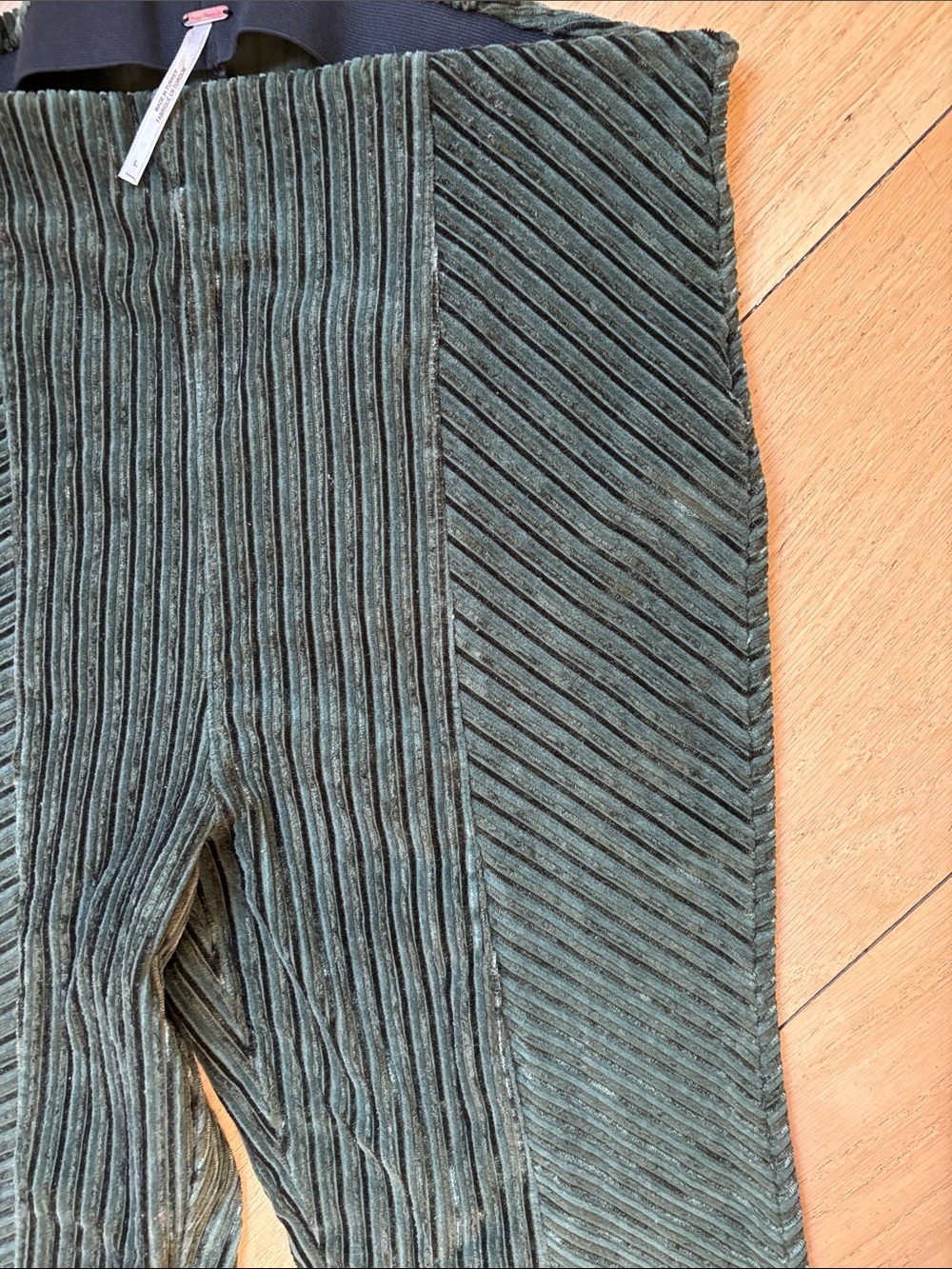 Free People Retro 70s Penny Pull-On Velvet Flare Pants Night Forest Green
Large - Picture 11 of 11